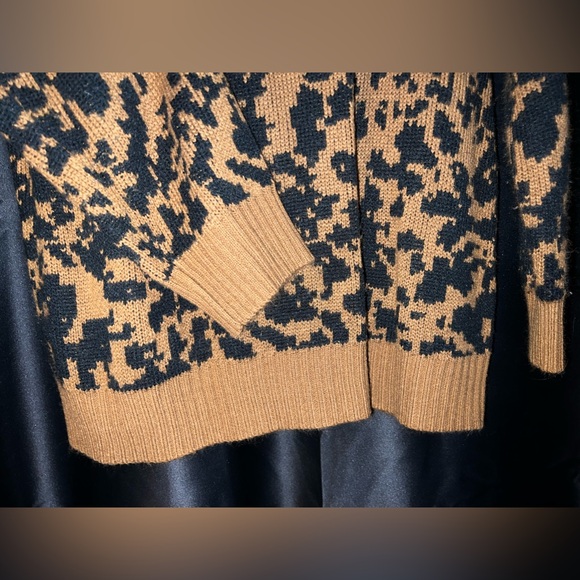 Chic Animal Print Sweater - Picture 4 of 4